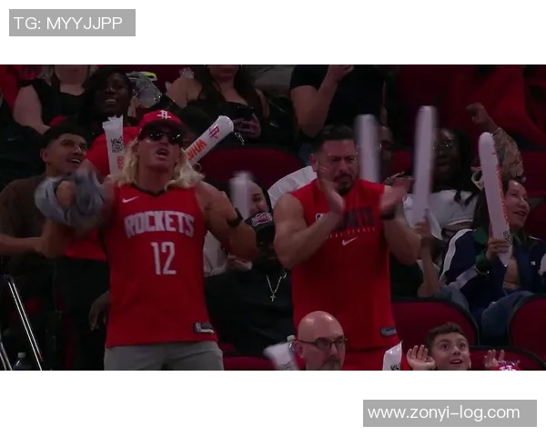 球迷冲入赛场激情拥抱偶像球星场面温馨感人 球迷冲入赛场激情拥抱偶像球星场面温馨感人